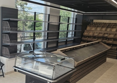 Крайстенен стелаж с мрежест гръб