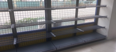 Крайстенен стелаж с мрежест гръб