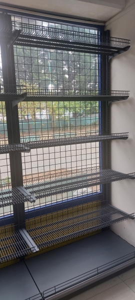 Крайстенен стелаж с мрежест гръб