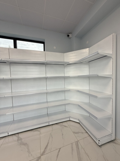 Вътрешен ъглов стелаж с плътен гръб