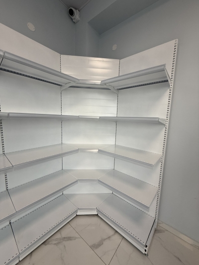 Вътрешен ъглов стелаж с плътен гръб