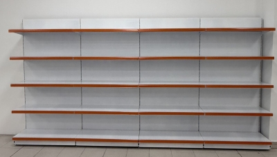 Крайстенен стелаж с плътен гръб